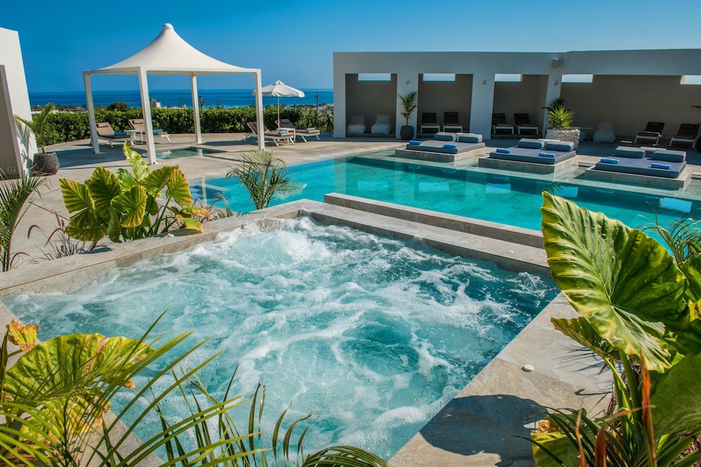 Hotel Matheo Villas & Suites — Swimming pool in Malia