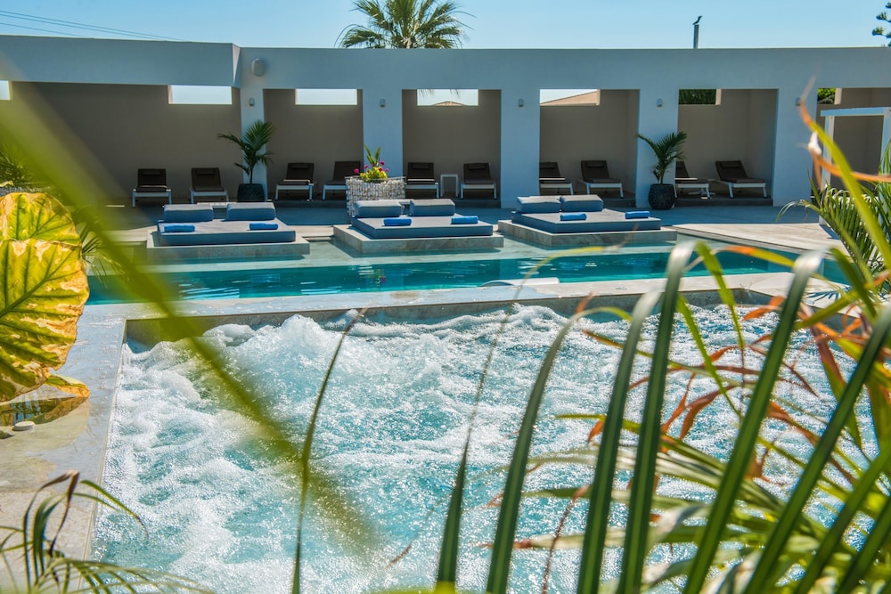 Hotel Matheo Villas & Suites — Swimming pool in Malia