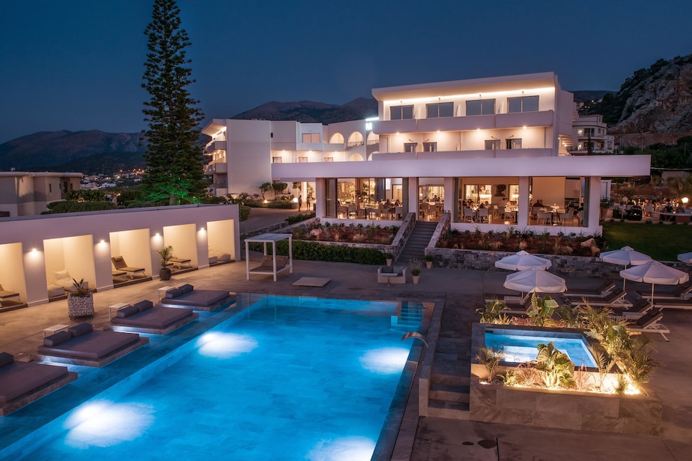 Hotel Matheo Villas & Suites — Swimming pool in Malia