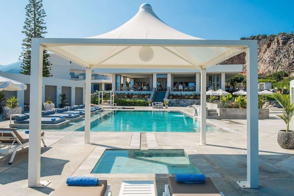 Hotel Matheo Villas & Suites — Swimming pool in Malia