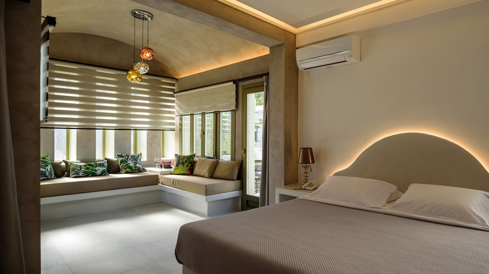 Hotel Zephyros — Hotel rooms in Kamari, South Aegean
