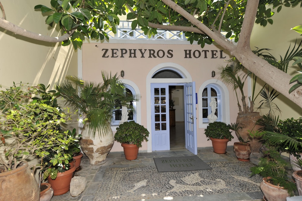 Hotel Zephyros — Hotel building in Kamari, South Aegean
