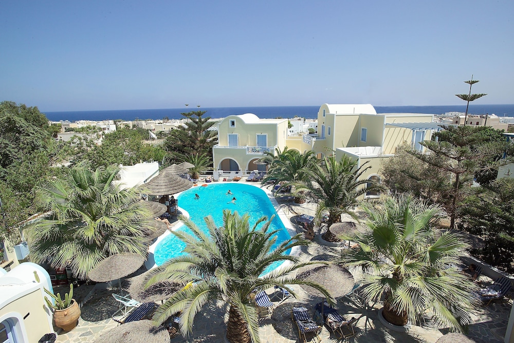 Hotel Zephyros — Swimming pool in Kamari, South Aegean