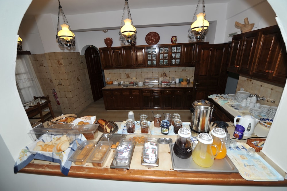 Hotel Zephyros — Restaurant & bars in Kamari, South Aegean