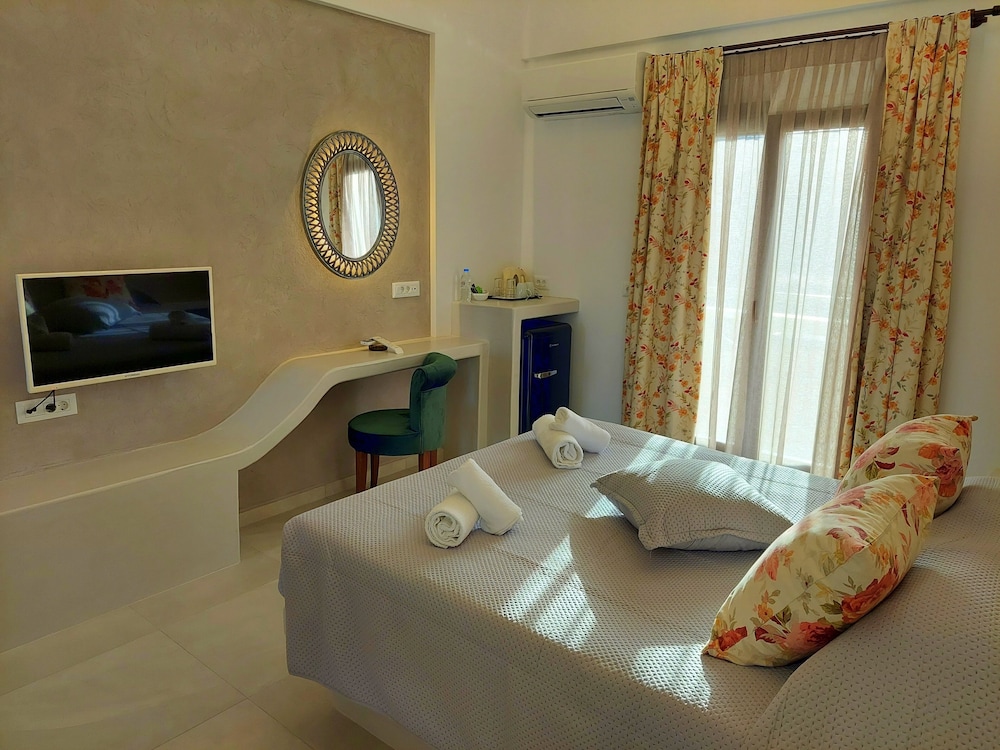 Hotel Zephyros — Hotel rooms in Kamari, South Aegean
