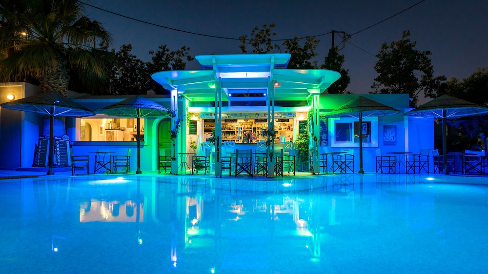 Hotel Zephyros — Restaurant & bars in Kamari, South Aegean