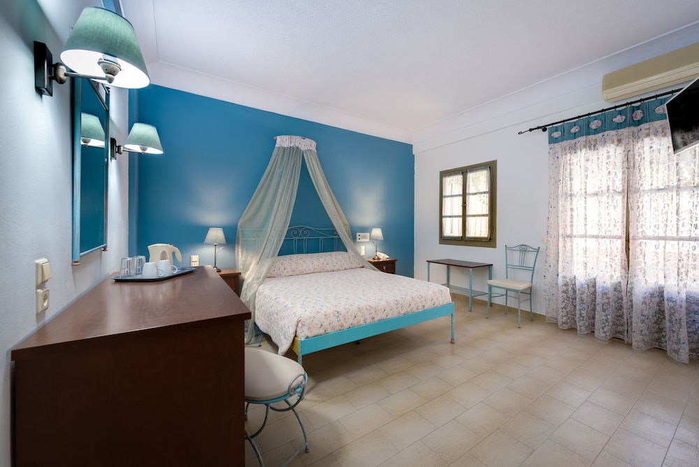 Hotel Zephyros — Hotel rooms in Kamari, South Aegean