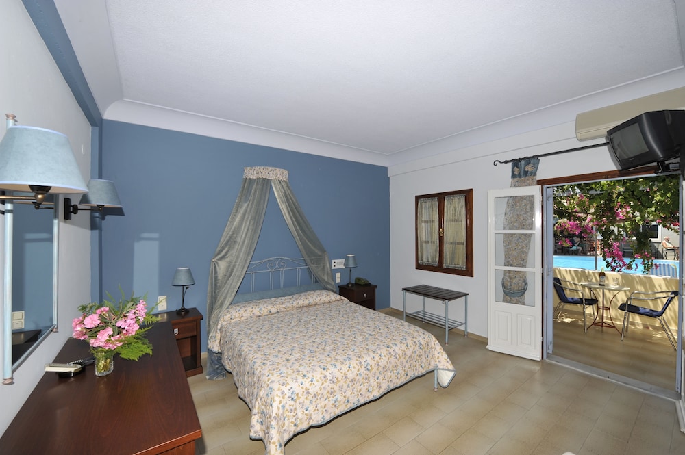 Hotel Zephyros — Hotel rooms in Kamari, South Aegean