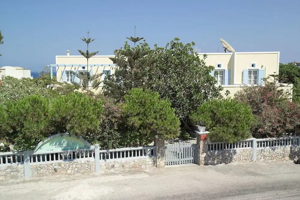 Hotel Zephyros — Hotel building in Kamari, South Aegean