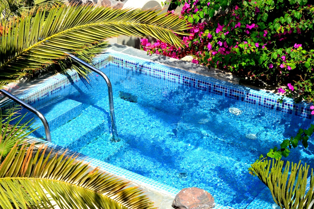 Hotel Zephyros — Swimming pool in Kamari, South Aegean