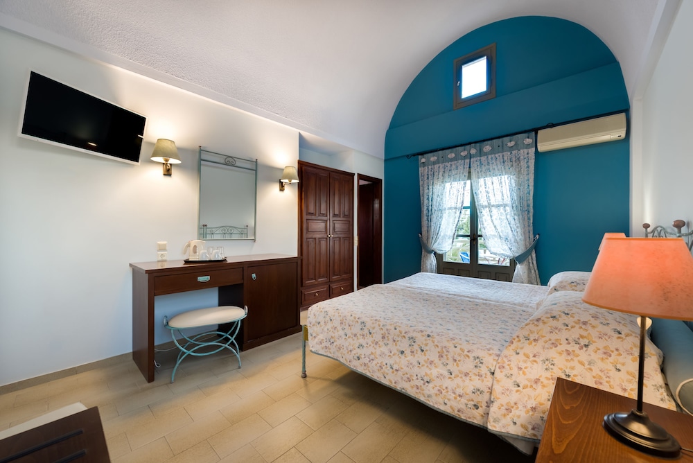 Hotel Zephyros — Hotel rooms in Kamari, South Aegean