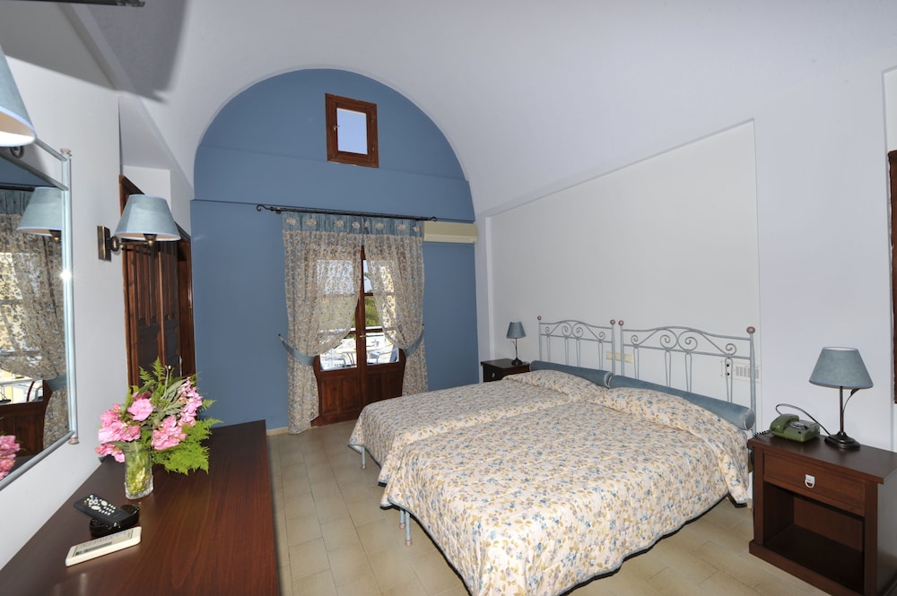 Hotel Zephyros — Hotel rooms in Kamari, South Aegean