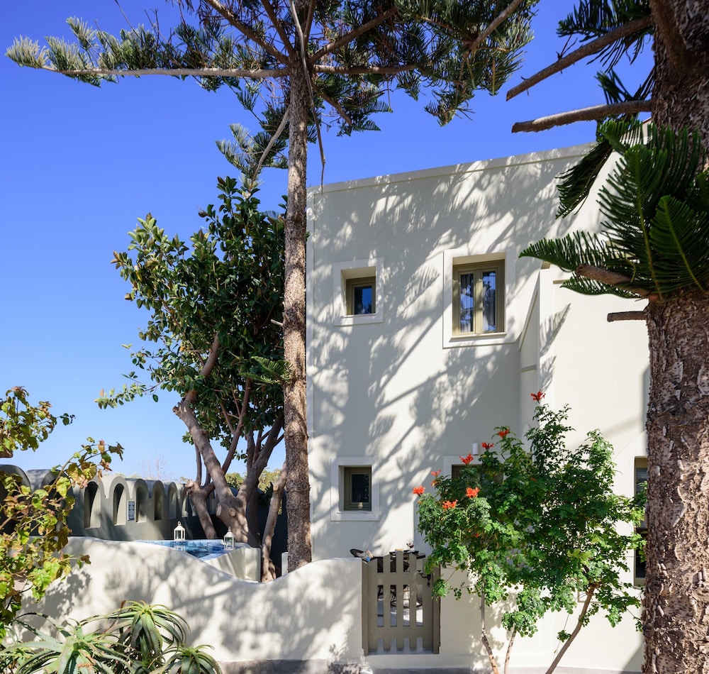 Hotel Zephyros — Hotel building in Kamari, South Aegean