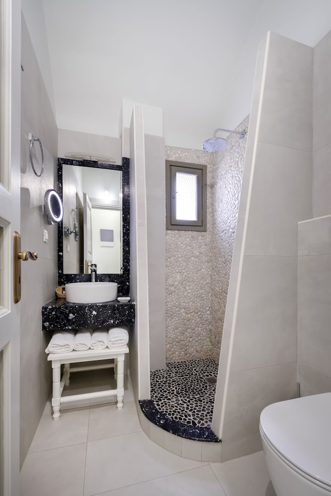 Hotel Zephyros — Hotel rooms in Kamari, South Aegean