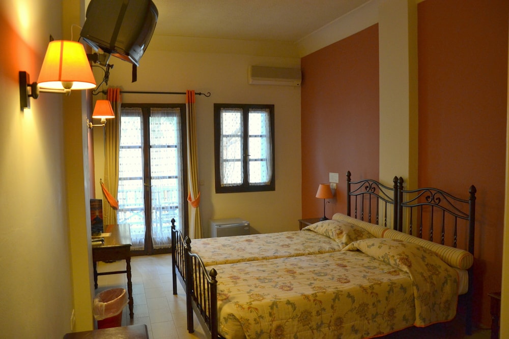 Hotel Zephyros — Hotel rooms in Kamari, South Aegean