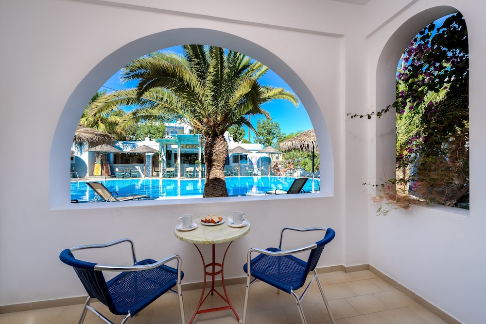 Hotel Zephyros — Swimming pool in Kamari, South Aegean