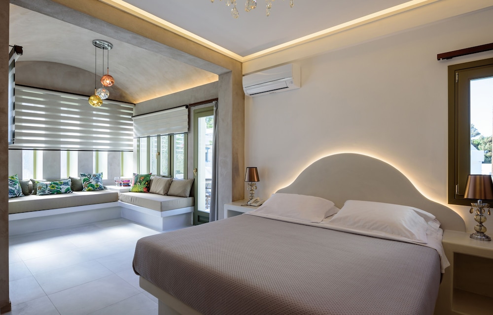 Hotel Zephyros — Hotel rooms in Kamari, South Aegean