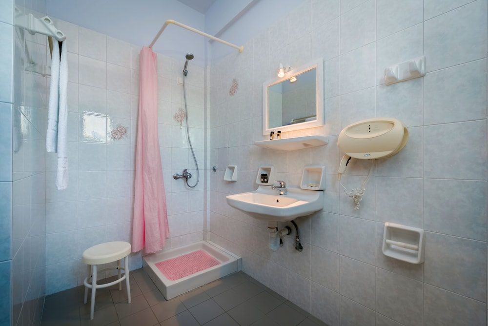 Hotel Zephyros — Hotel rooms in Kamari, South Aegean
