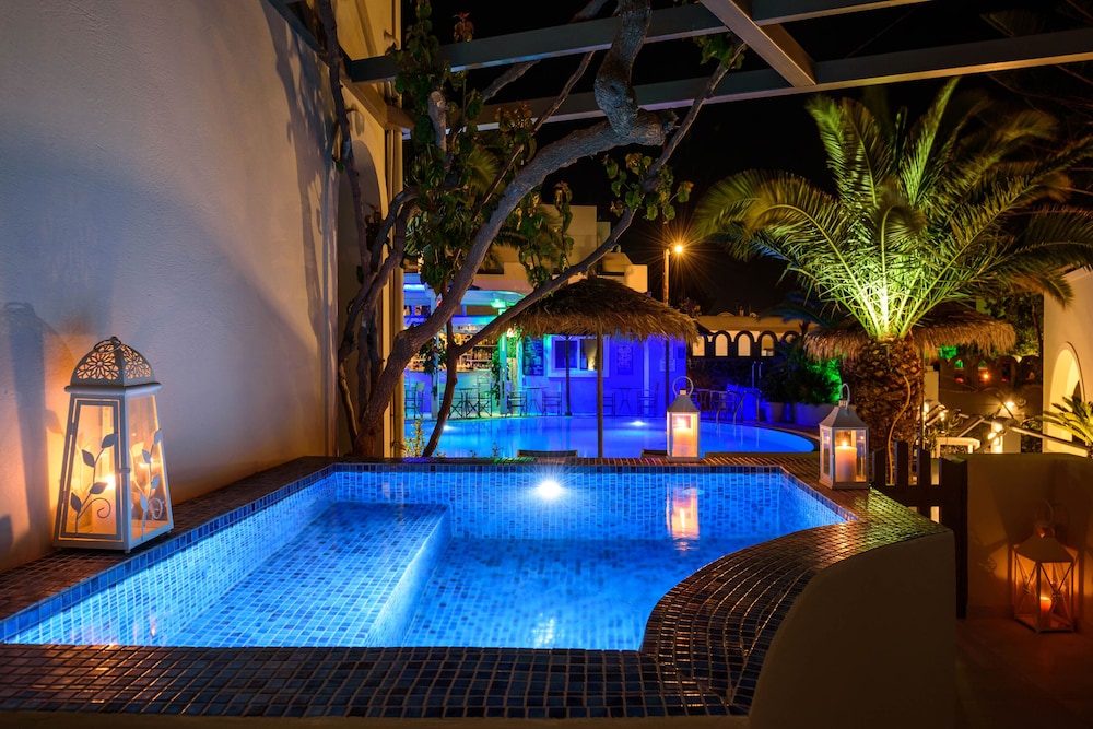 Hotel Zephyros — Swimming pool in Kamari, South Aegean