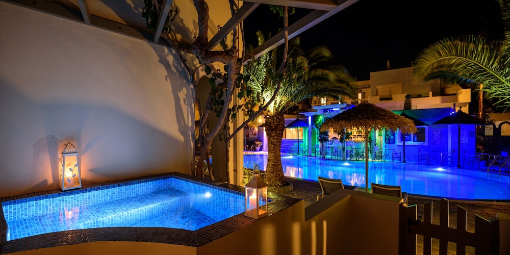 Hotel Zephyros — Swimming pool in Kamari, South Aegean