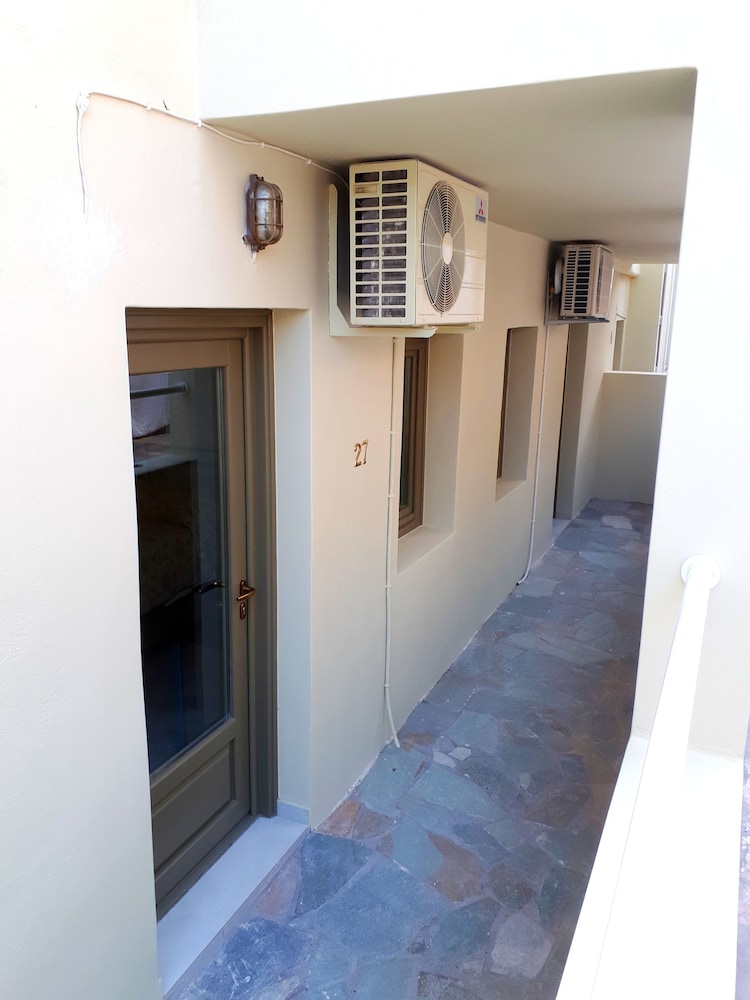 Hotel Zephyros — Hotel building in Kamari, South Aegean