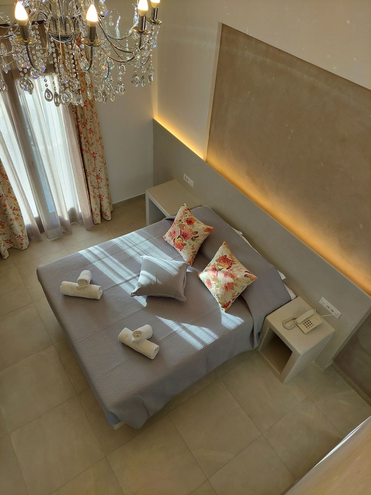 Hotel Zephyros — Hotel rooms in Kamari, South Aegean