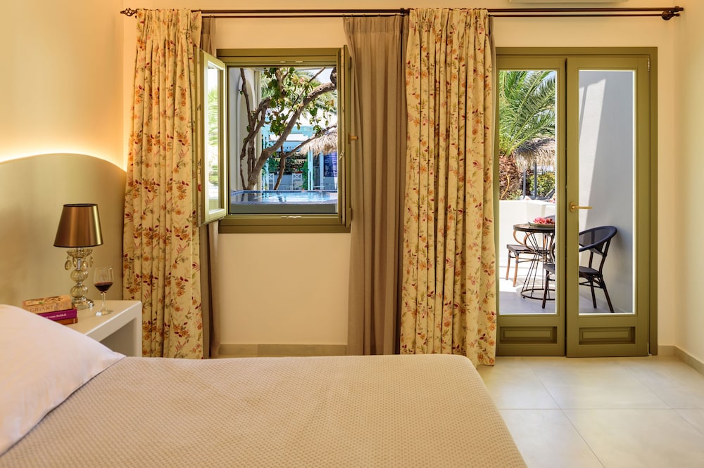Hotel Zephyros — Hotel rooms in Kamari, South Aegean