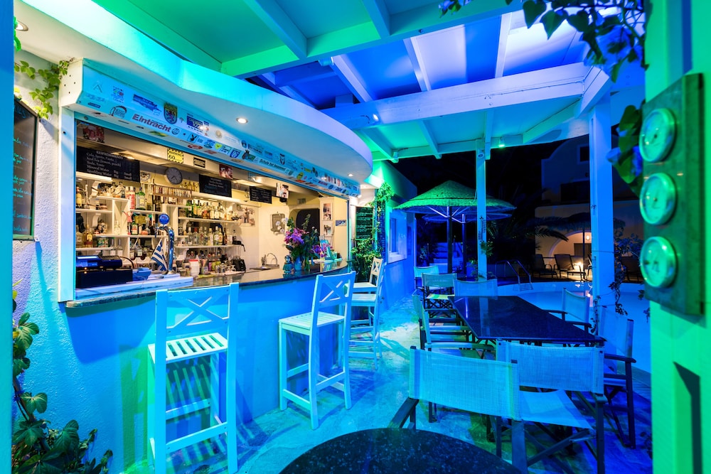 Hotel Zephyros — Restaurant & bars in Kamari, South Aegean