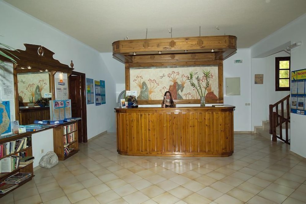 Hotel Zephyros — Hotel building in Kamari, South Aegean