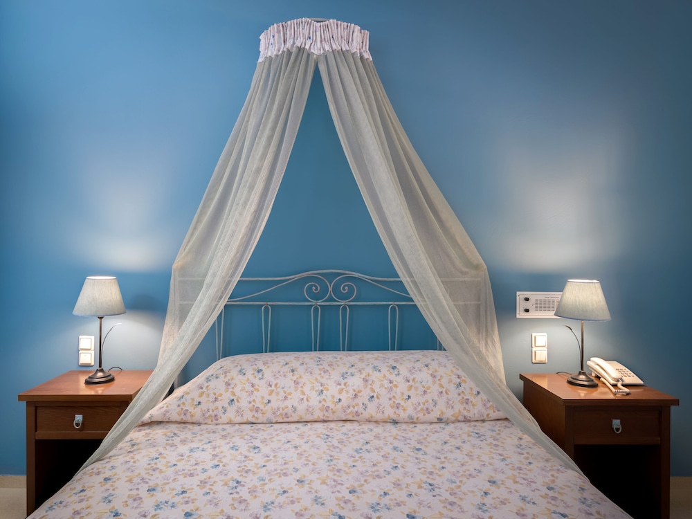 Hotel Zephyros — Hotel rooms in Kamari, South Aegean