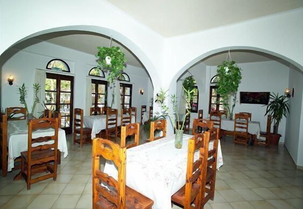 Hotel Zephyros — Restaurant & bars in Kamari, South Aegean