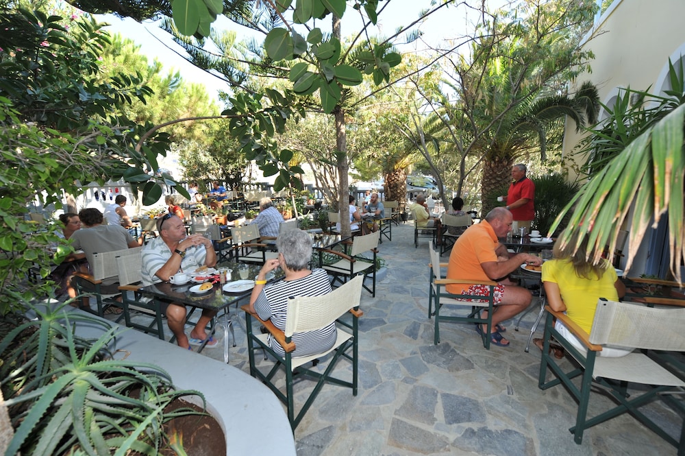 Hotel Zephyros — Restaurant & bars in Kamari, South Aegean