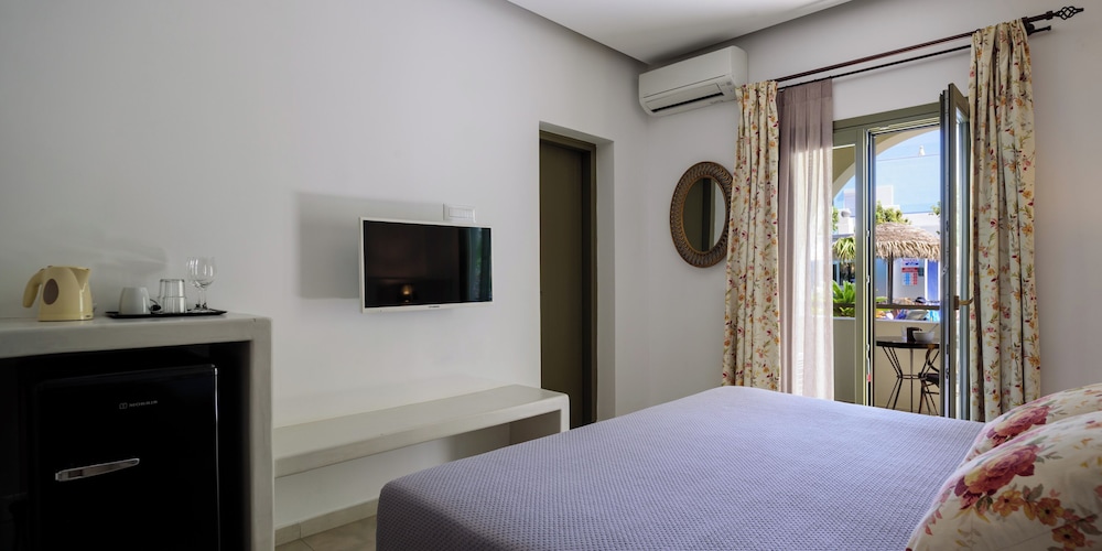 Hotel Zephyros — Hotel rooms in Kamari, South Aegean