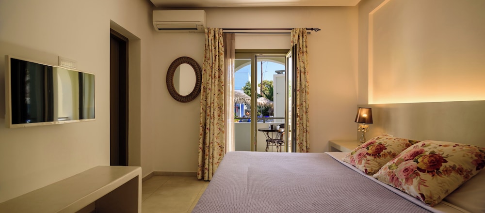 Hotel Zephyros — Hotel rooms in Kamari, South Aegean