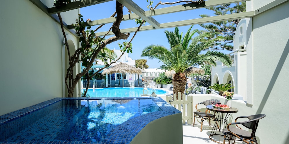 Hotel Zephyros — Swimming pool in Kamari, South Aegean