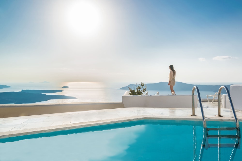 Iliovasilema Suites — Swimming pool in Imerovigli, South Aegean