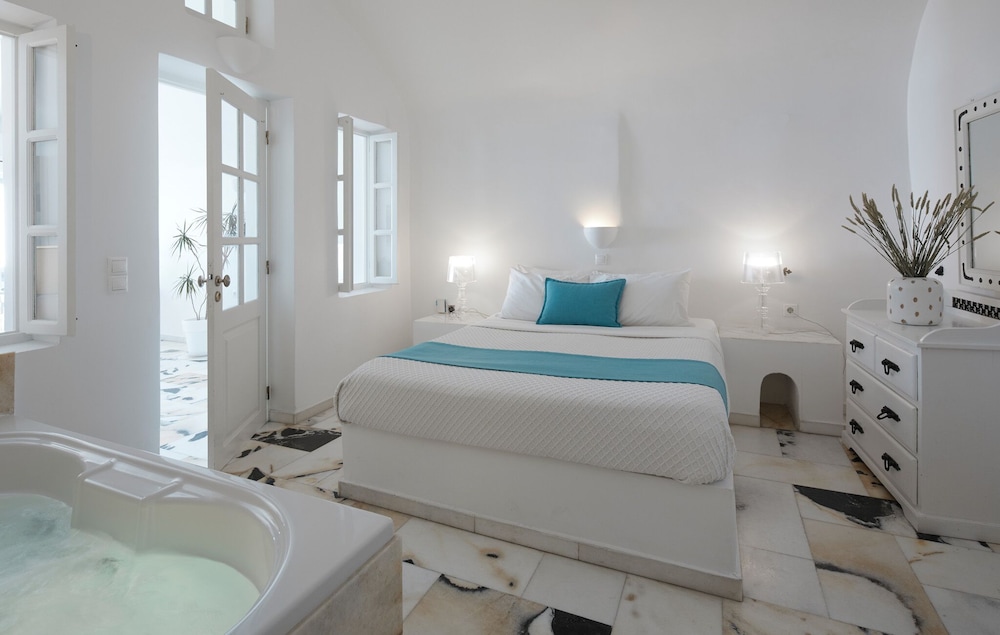 Iliovasilema Suites — Hotel rooms in Imerovigli, South Aegean