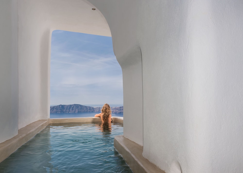 Iliovasilema Suites — Swimming pool in Imerovigli, South Aegean