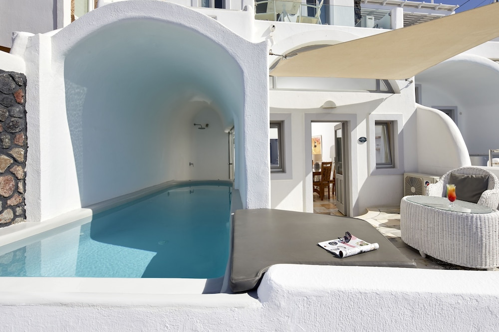 Iliovasilema Suites — Swimming pool in Imerovigli, South Aegean