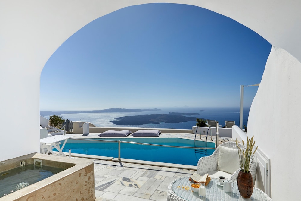 Iliovasilema Suites — Swimming pool in Imerovigli, South Aegean