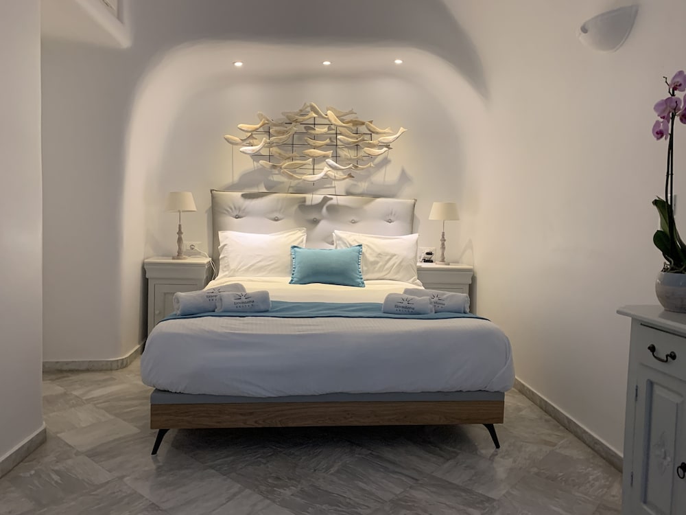 Iliovasilema Suites — Hotel rooms in Imerovigli, South Aegean