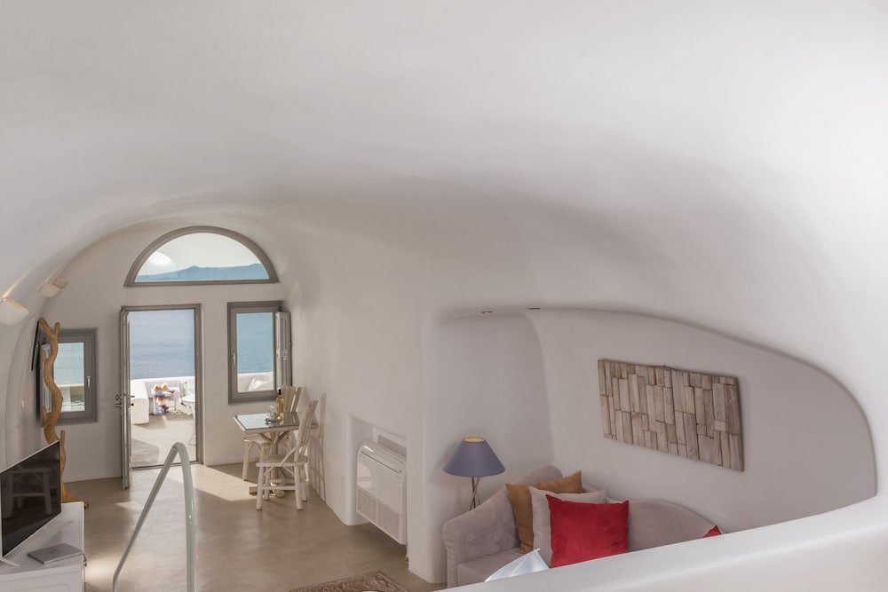 Iliovasilema Suites — Hotel rooms in Imerovigli, South Aegean