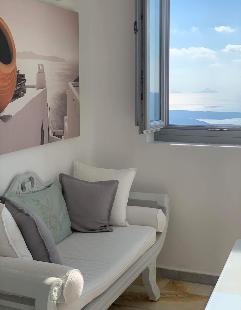 Iliovasilema Suites — Hotel rooms in Imerovigli, South Aegean