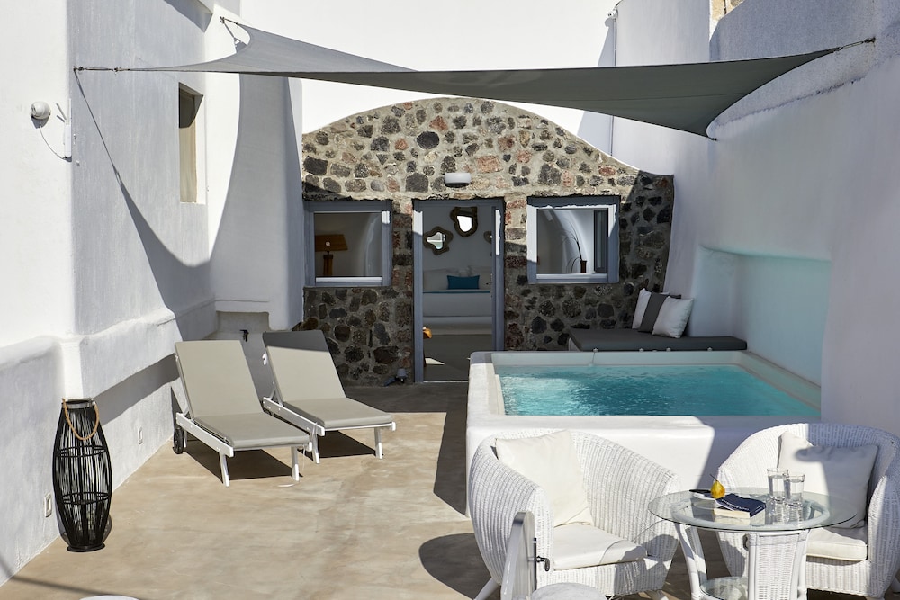 Iliovasilema Suites — Hotel building in Imerovigli, South Aegean