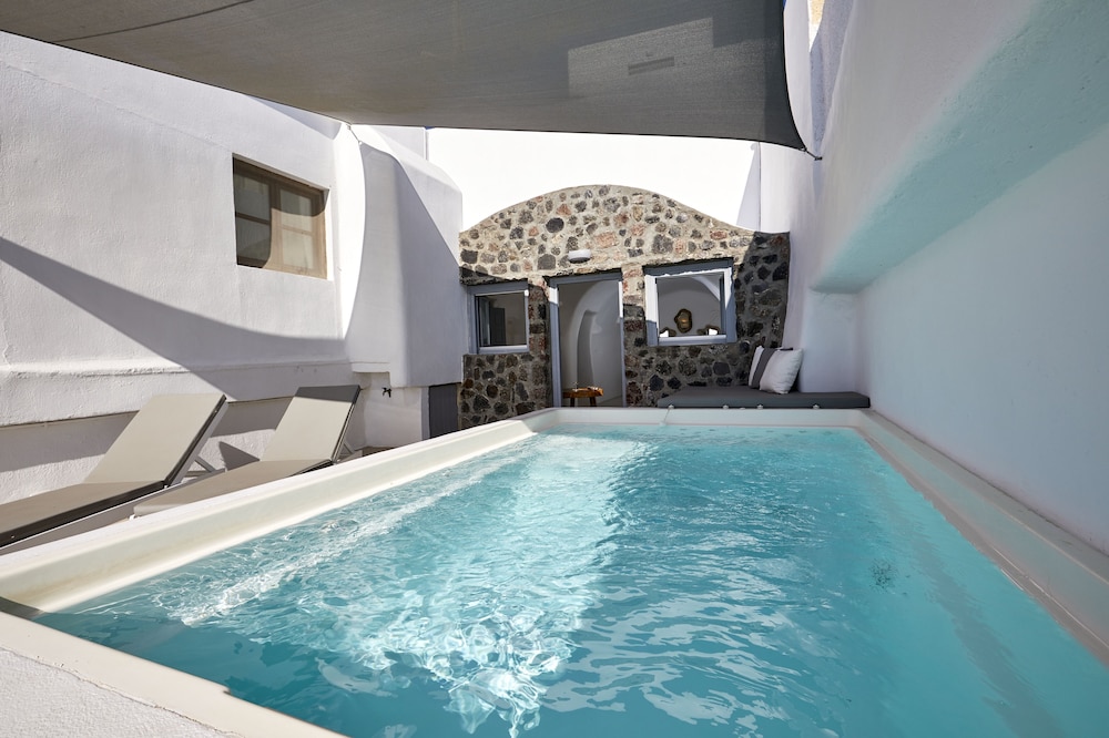 Iliovasilema Suites — Swimming pool in Imerovigli, South Aegean