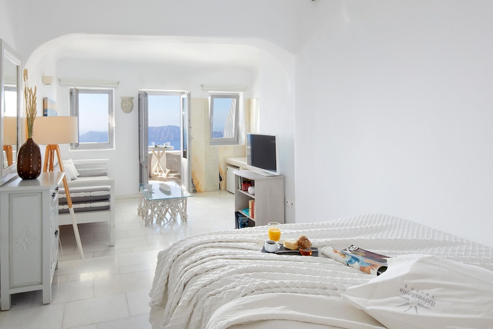 Iliovasilema Suites — Hotel rooms in Imerovigli, South Aegean