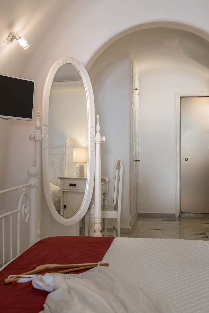 Iliovasilema Suites — Hotel rooms in Imerovigli, South Aegean