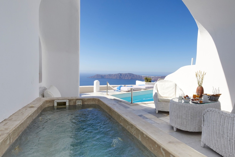 Iliovasilema Suites — Swimming pool in Imerovigli, South Aegean