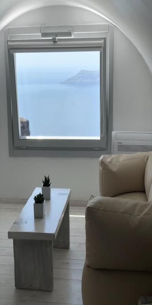 Iliovasilema Suites — Hotel rooms in Imerovigli, South Aegean