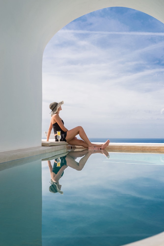 Iliovasilema Suites — Swimming pool in Imerovigli, South Aegean